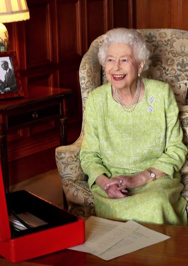 The Queen is Shown with Red Boxes in New Photograph